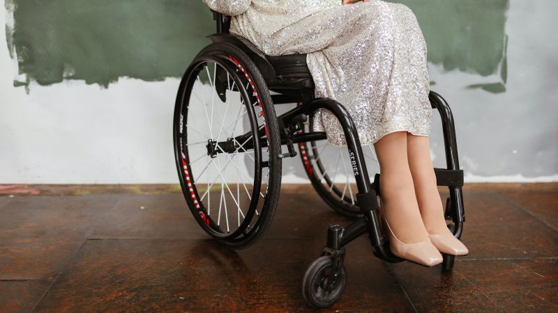 Vammainen Iina Tähtisalmi kohtaa jatkuvasti syrjiviä asenteita: ”Vaimoani luullaan avustajakseni tai hoitajakseni”