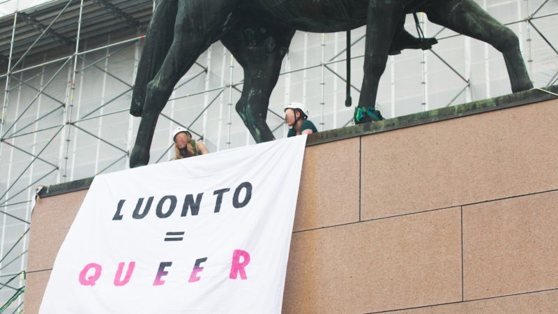Queerkapinan mielenosoitus Helsingin keskustassa: “Ekokriisi on ihmisoikeuskriisi”