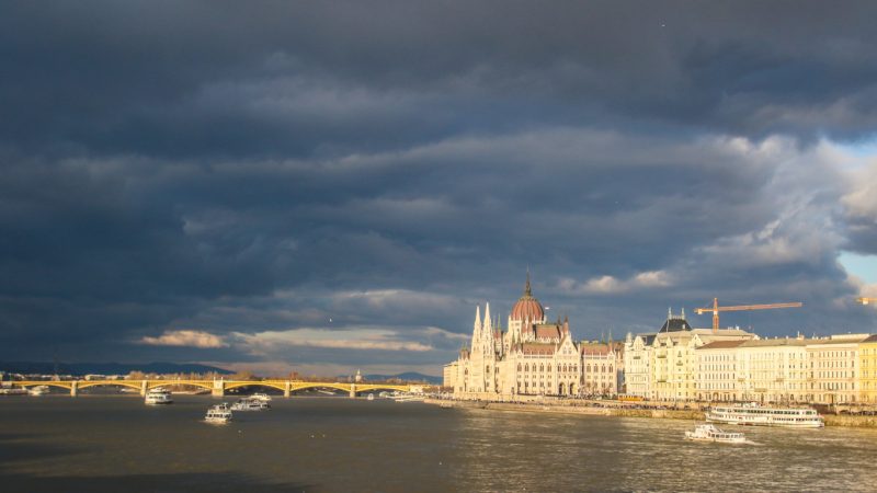 Unkarin parlamentti hyväksyi anti-LHBTIQA+ lain