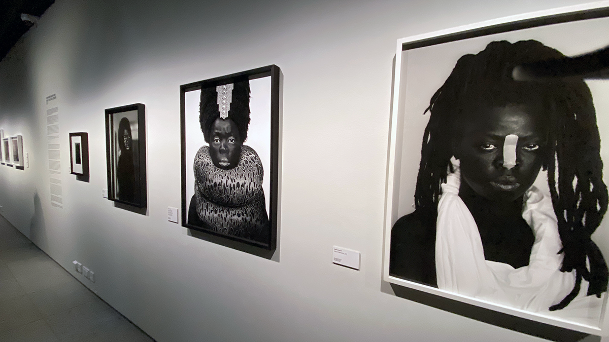 Zanele Muholin valokuvat haastavat ennakkoluuloja ja valtarakenteita sekä kertovat tarinoita monimuotoisuudesta