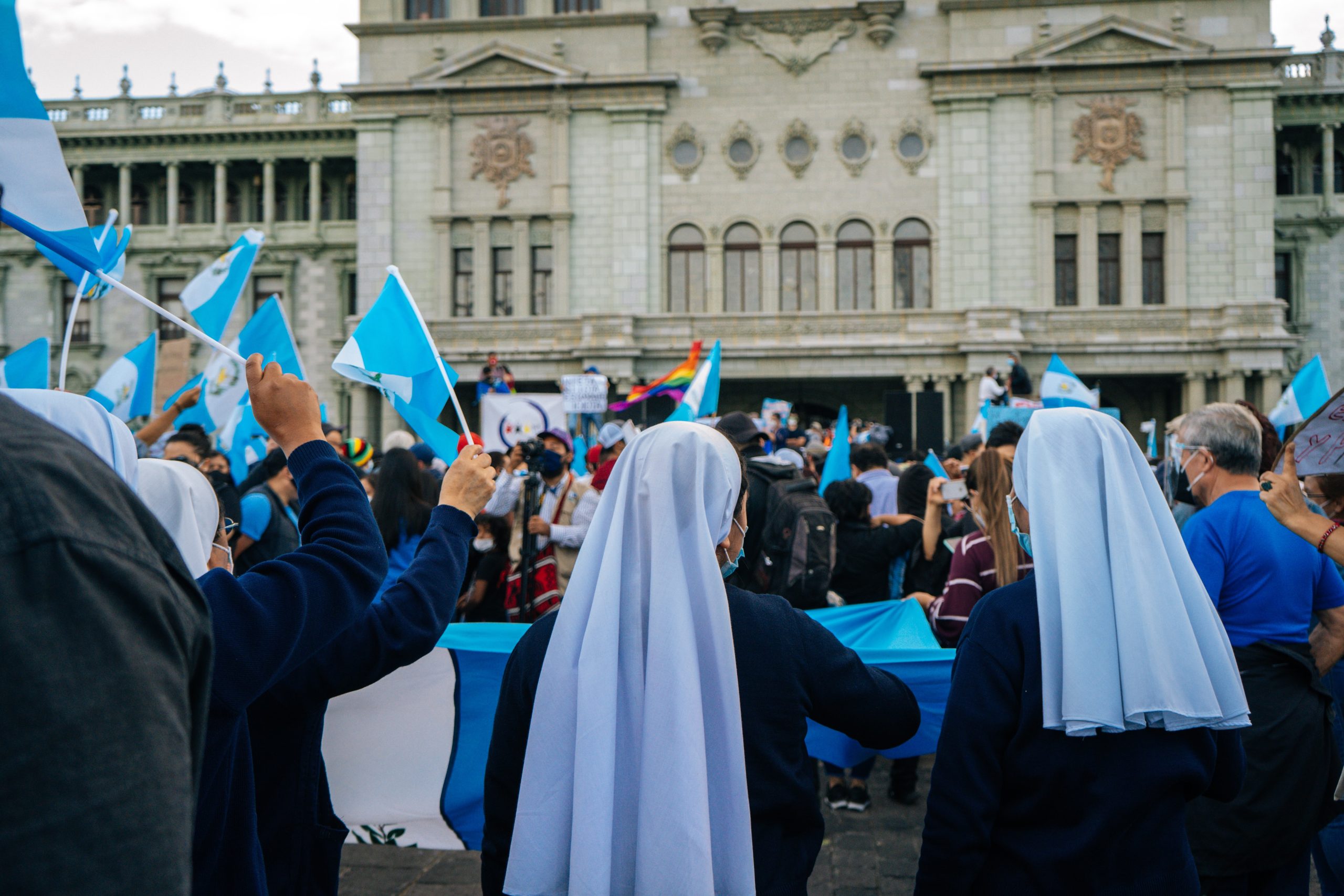 Guatemalan konservatiivina tunnettu presidentti Giammattei yllätti kumoamalla samansukupuolisten avioliitot kieltävän lakialoitteen veto-oikeudellaan